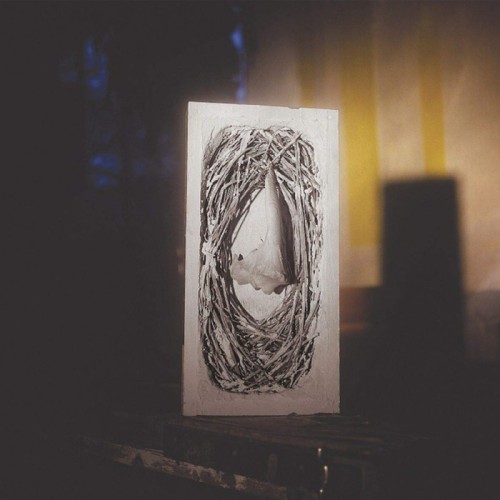 Begayer - Terrain À Mire. Une Maison Rétive. Contrainte Par Le Toit